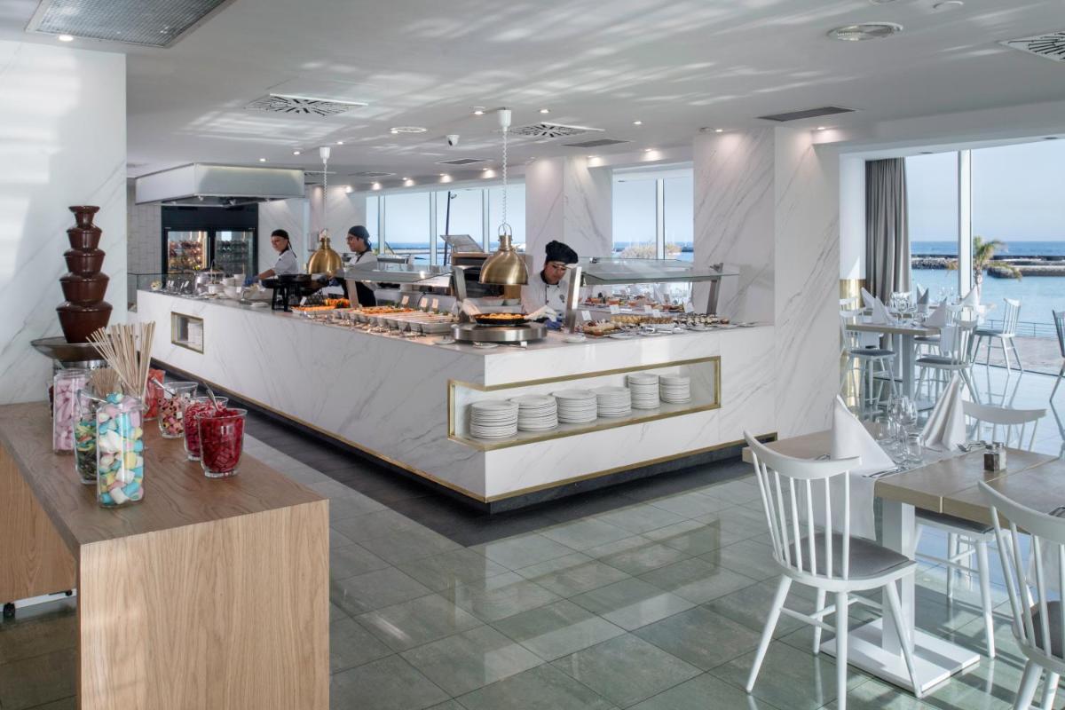Un restaurante o sitio para comer en Arrecife Gran Hotel & Spa