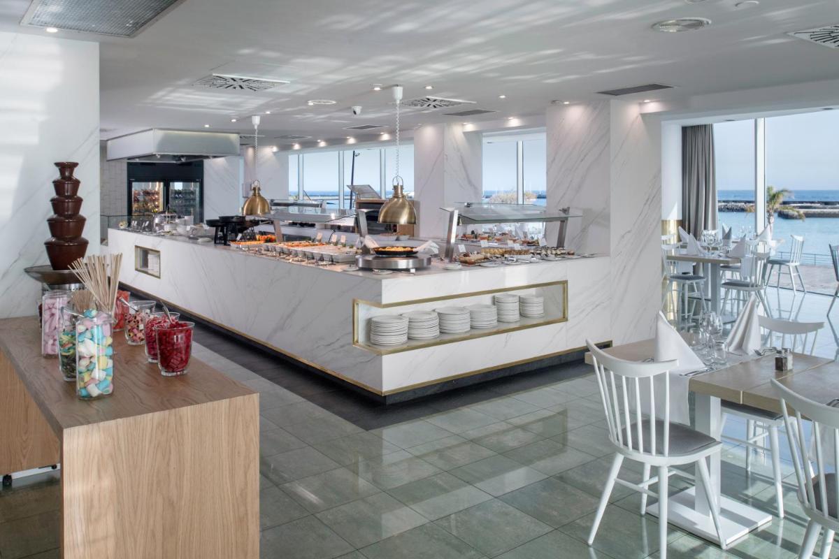 Un restaurante o sitio para comer en Arrecife Gran Hotel & Spa