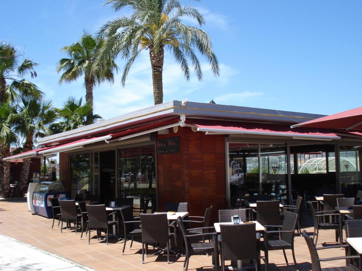 Un restaurante o sitio para comer en Don Angel & SPA & Padel- Adults Recommended