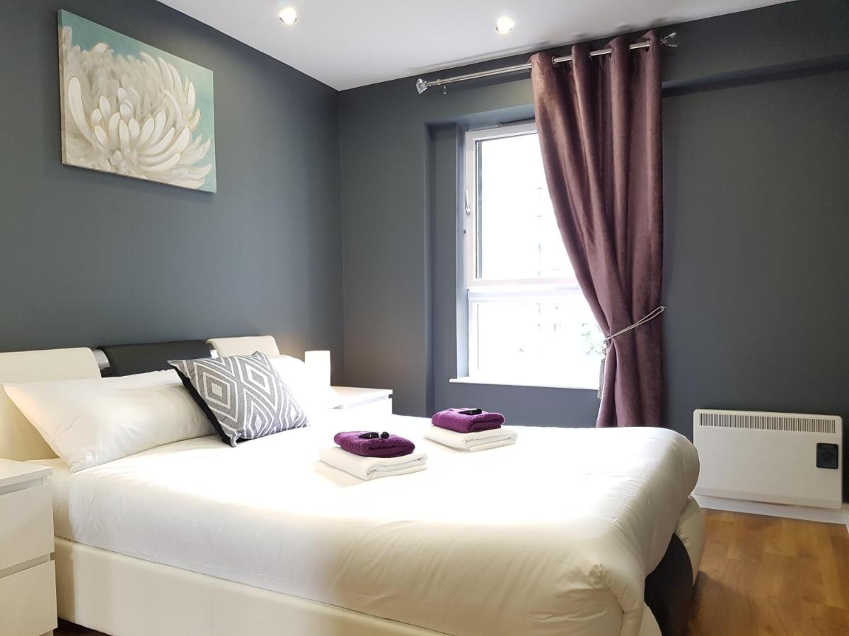 Glasgows Modern & Stylish 3 Bedroom Aparment - Housity