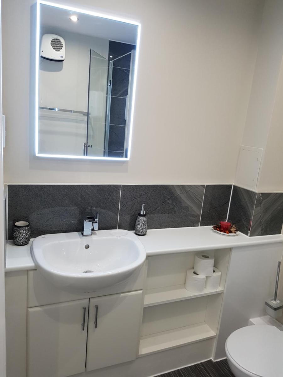 Glasgows Modern & Stylish 3 Bedroom Aparment - Housity