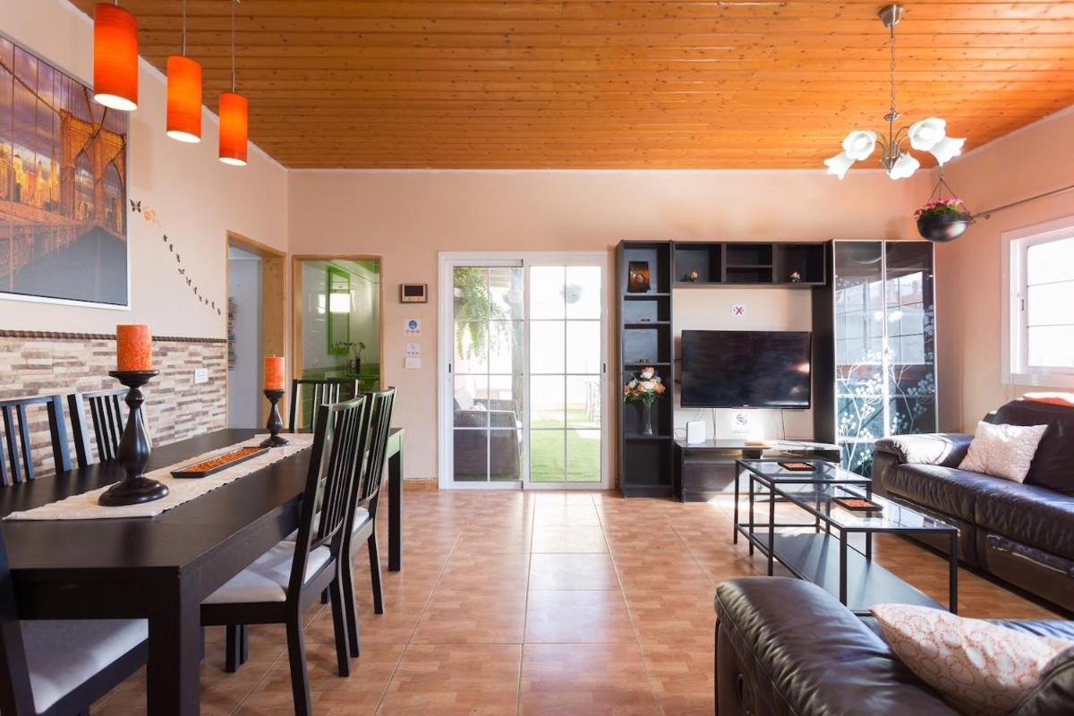 Suitetrails - Villa Blanca Tenerife - Complete House - Terrace and BBQ, 5 minutes from the beach and airport