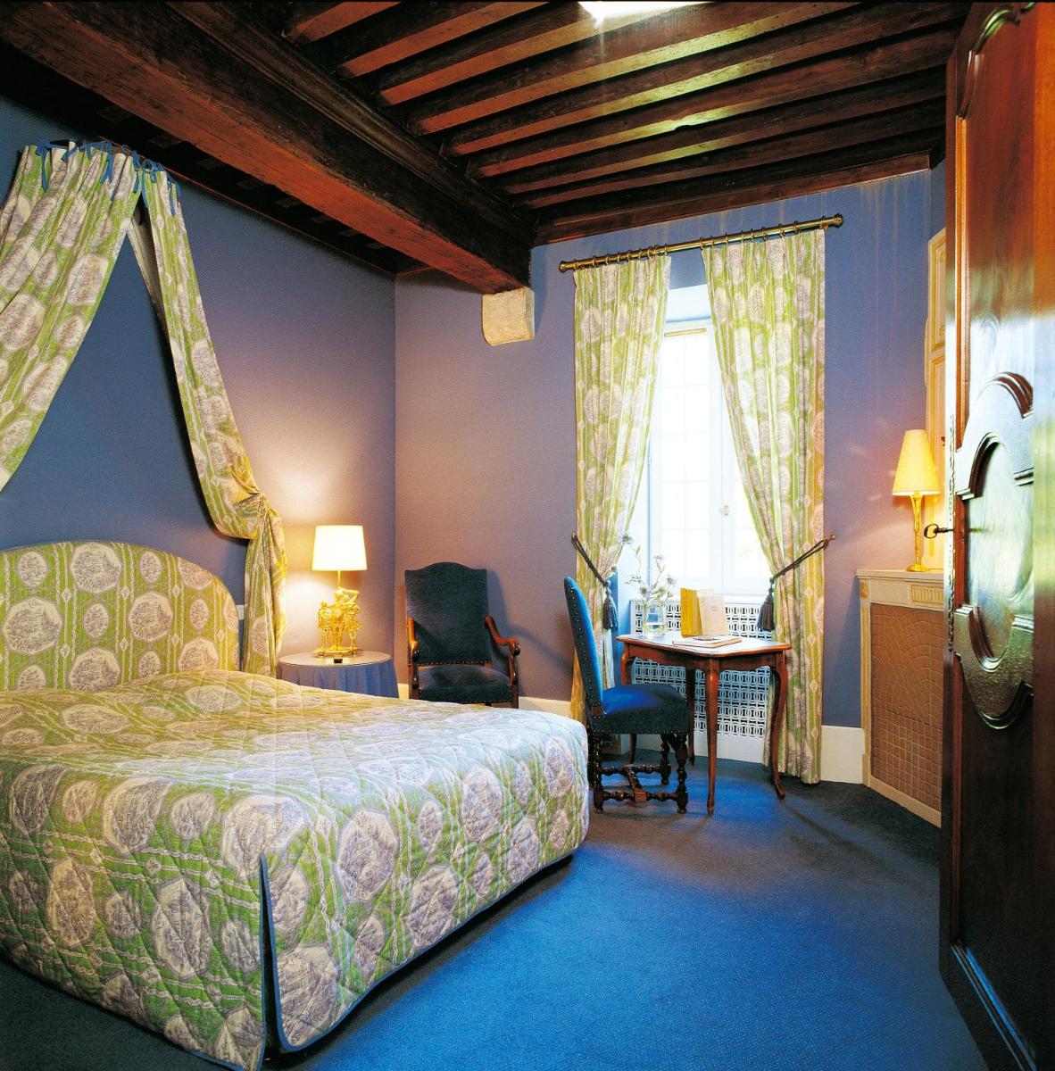 Un ou plusieurs lits dans un hébergement de l'établissement Château de Fleurville & Spa