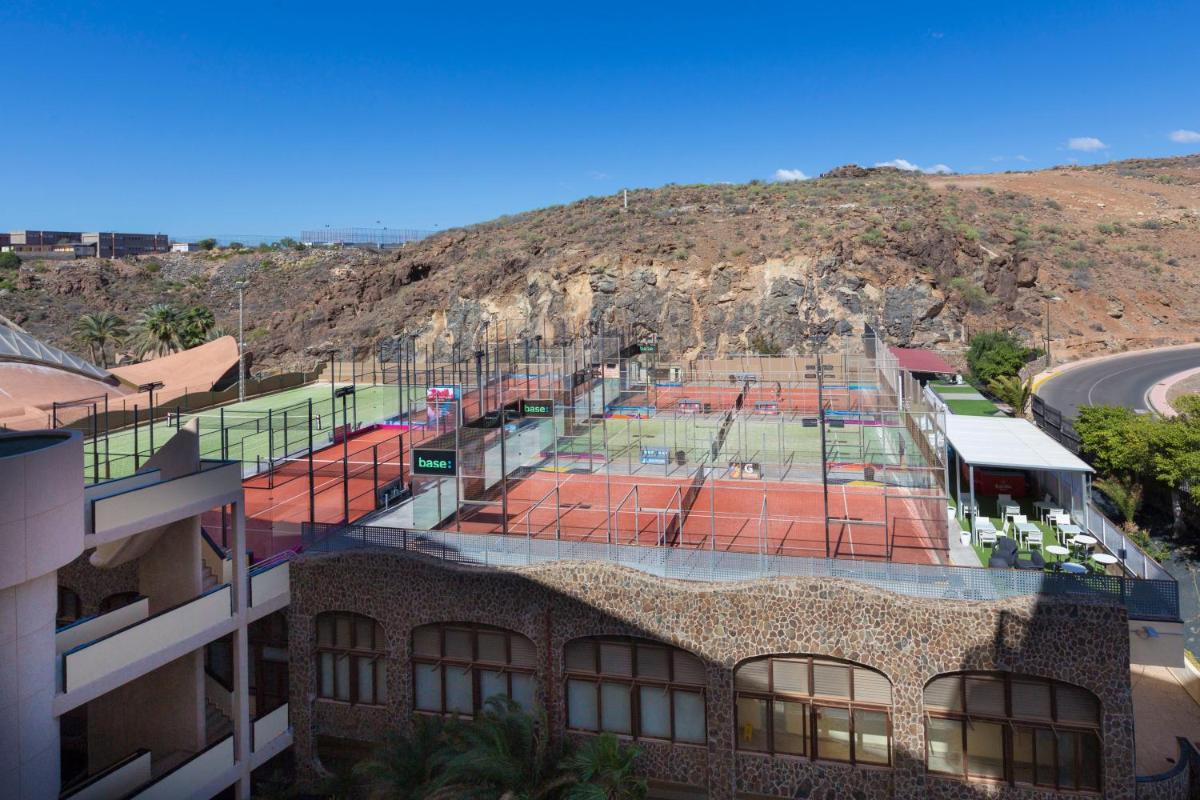 Instalaciones para jugar a tenis o squash en Gloria Palace San Agustín Thalasso & Hotel o alrededores