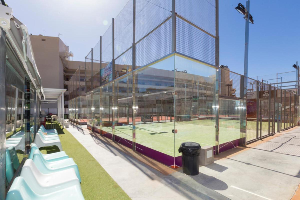 Instalaciones para jugar a tenis o squash en Gloria Palace San Agustín Thalasso & Hotel o alrededores