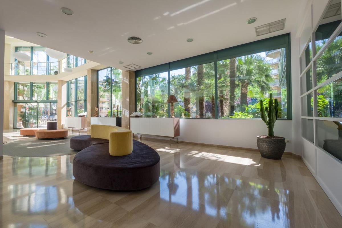 una gran sala de estar con grandes ventanales. en Hotel California Palace, en Salou