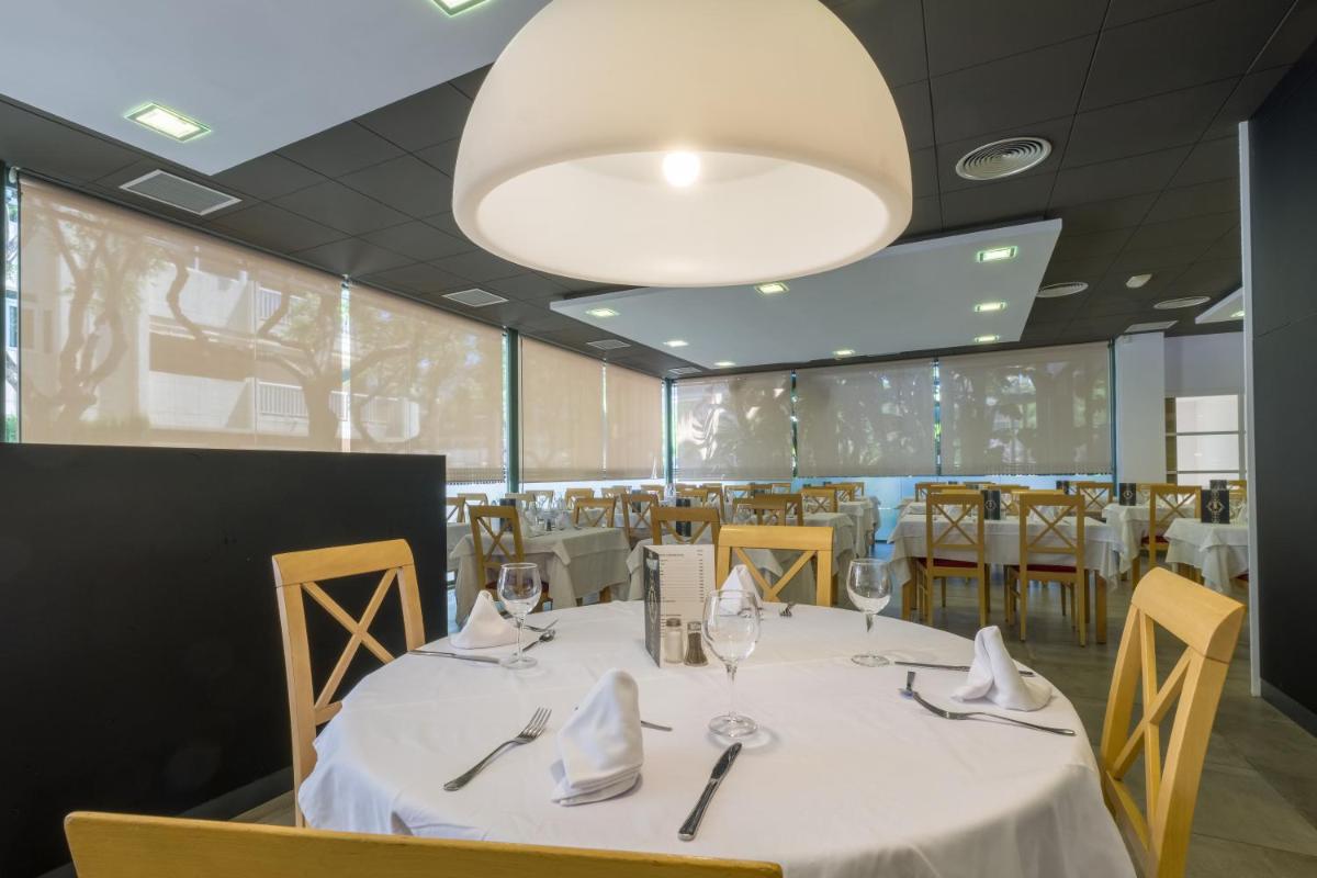 Un restaurante o sitio para comer en Hotel California Palace