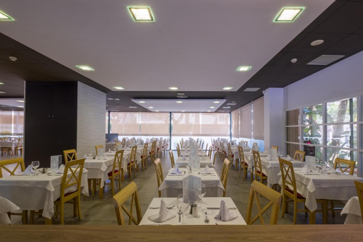 Un restaurante o sitio para comer en Hotel California Palace