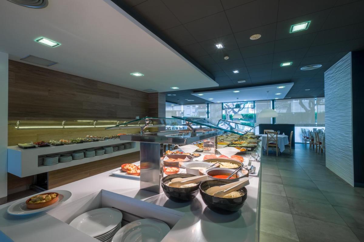 Comida en o cerca de este hotel