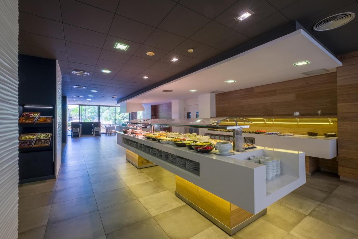 Comida en o cerca de este hotel