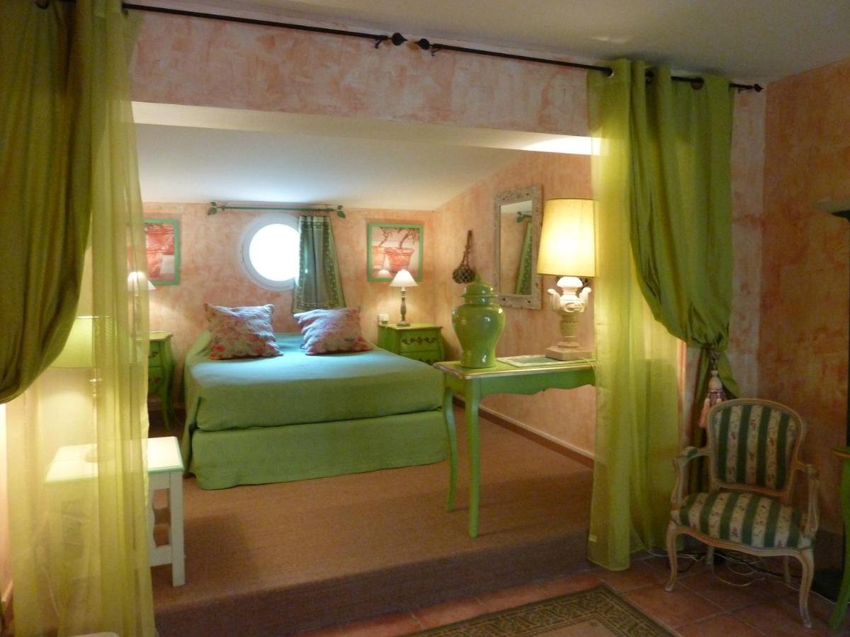 une chambre avec un lit, une table et une chaise dans l'établissement Mas de la Chapelle, à Arles