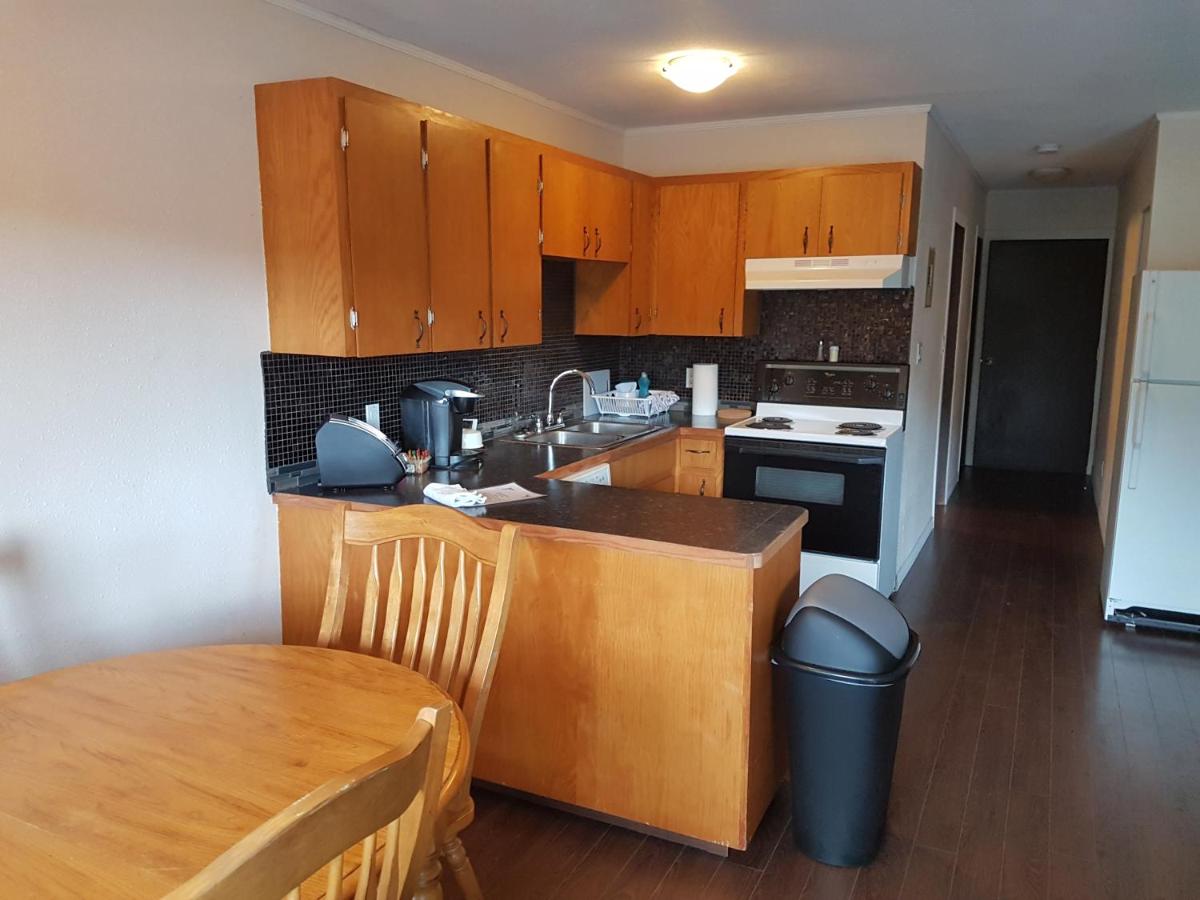 INDOOR COMFORT IN AN OUTDOOR PARADISE Sleeps 4- 5 Min to Golf & Ski - Housity