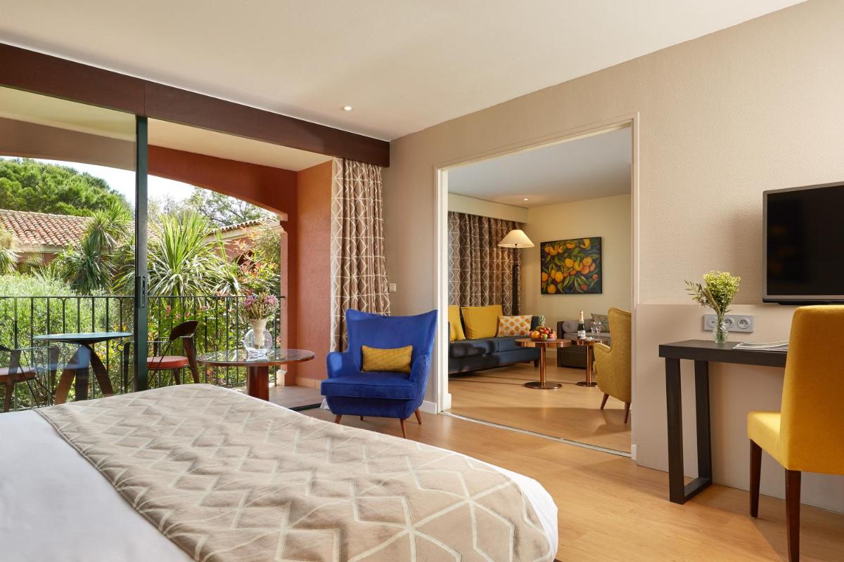 une chambre avec un lit et un salon dans l'établissement Villa Duflot Hôtel & Spa Perpignan, à Perpignan