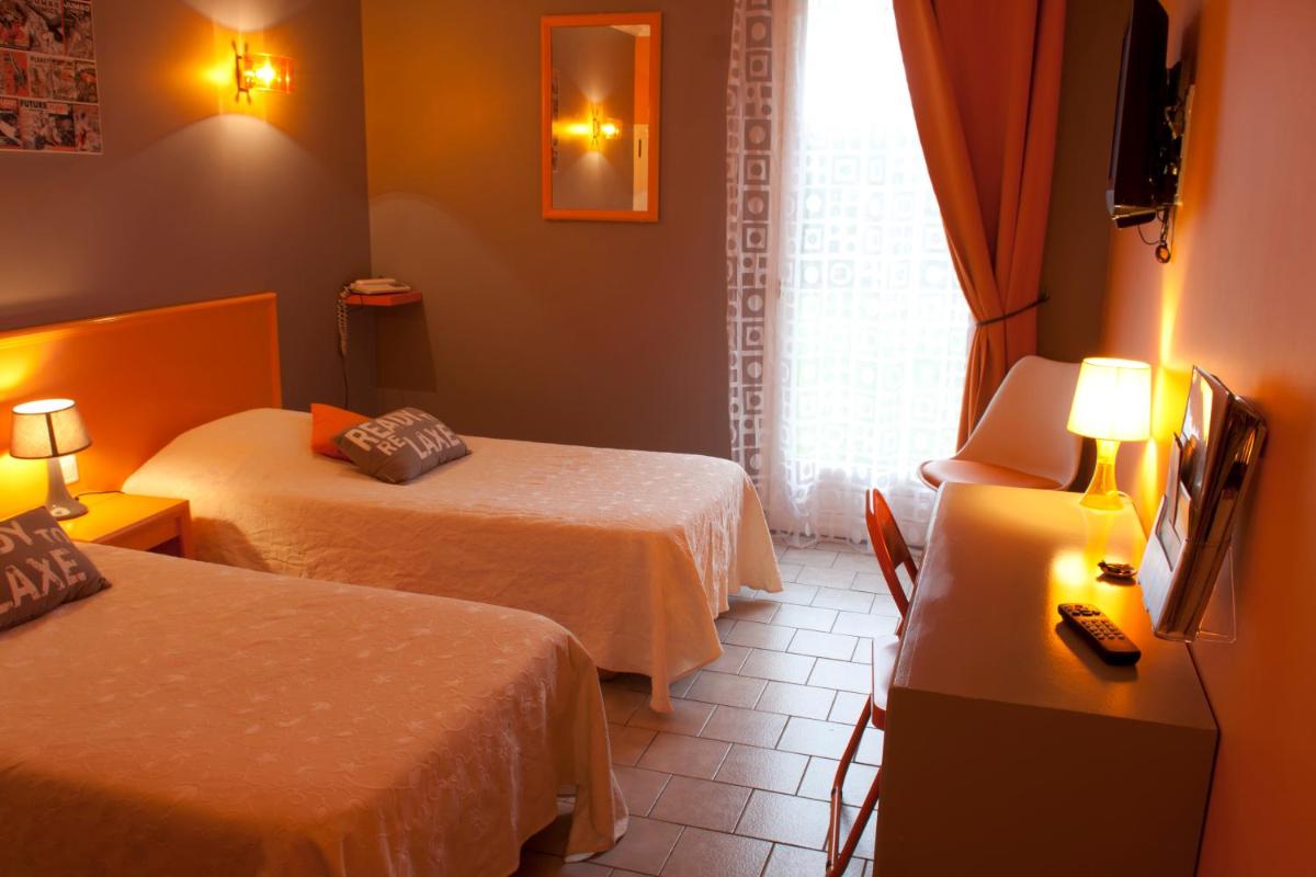 Un ou plusieurs lits dans un hébergement de l'établissement Logis Hotel Le Nuage