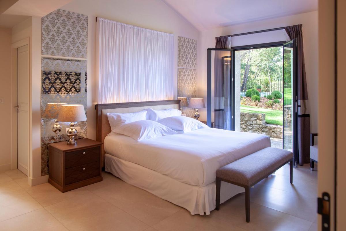 Un ou plusieurs lits dans un hébergement de l'établissement Le Vallon de Valrugues Hotel Spa & Villas
