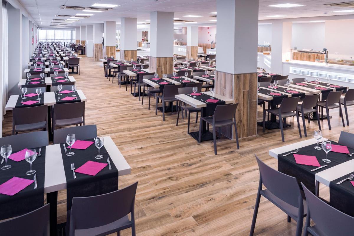 Un restaurante o sitio para comer en Hotel Oasis Park Splash