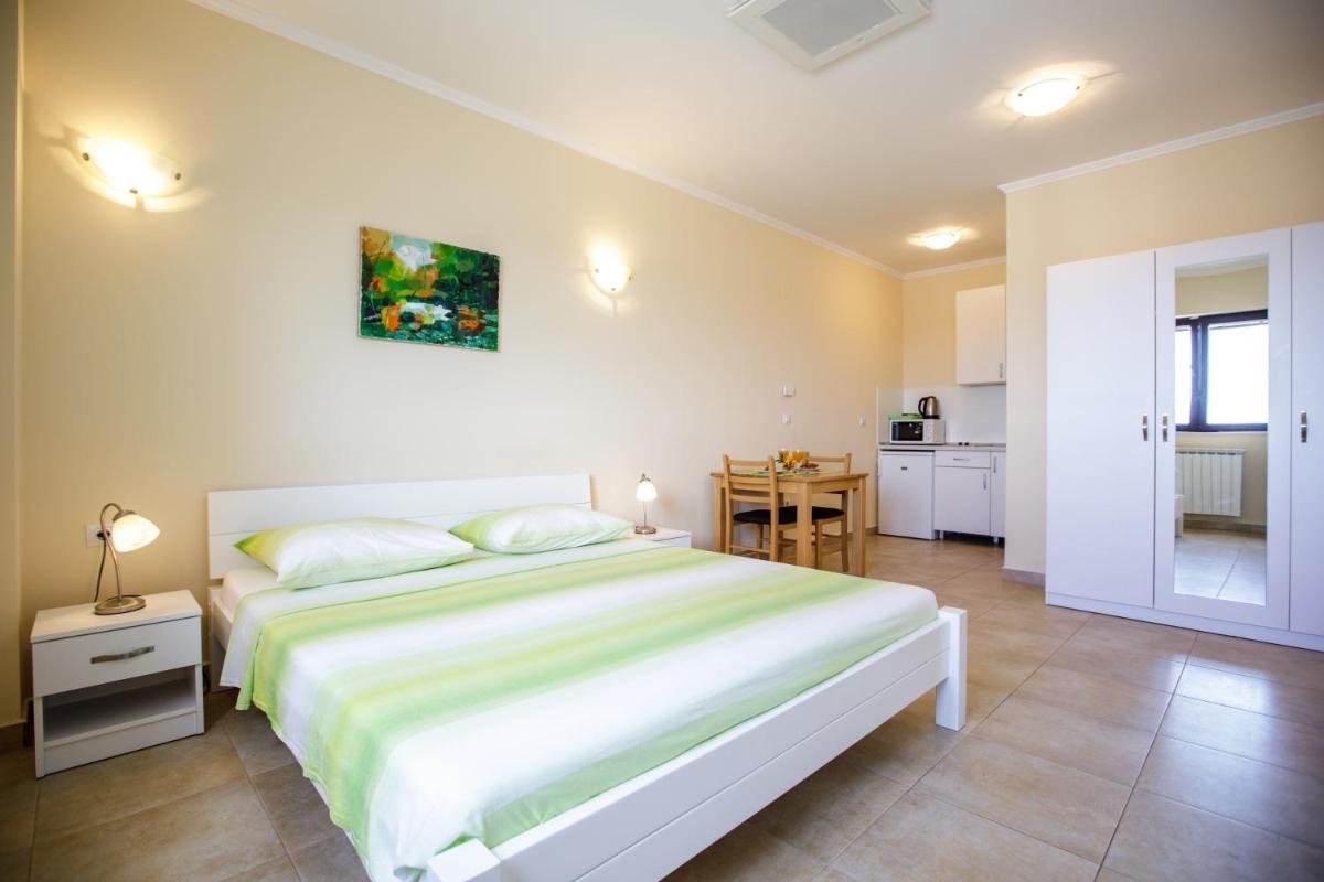 Suitetrails - Oliva Apartments 1 Lozica