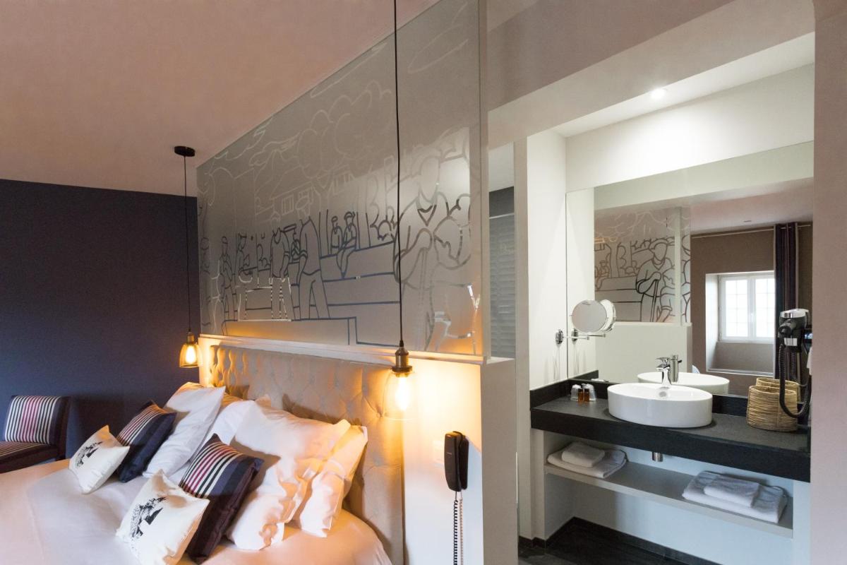 - une chambre avec un lit, un lavabo et un miroir dans l'établissement Hotel Restaurant du Fronton - Maison Bonnet, à Itxassou