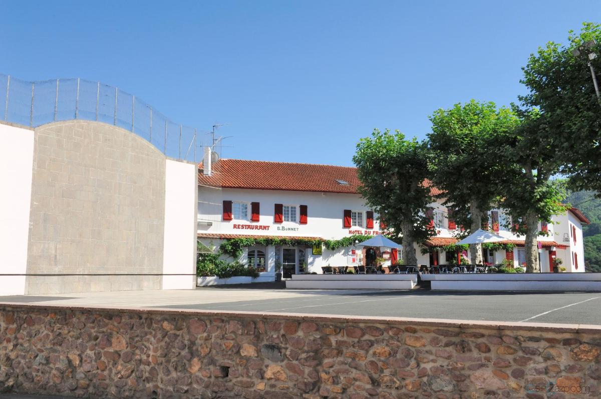 un bâtiment au bord d'une rue dans l'établissement Hotel Restaurant du Fronton - Maison Bonnet, à Itxassou