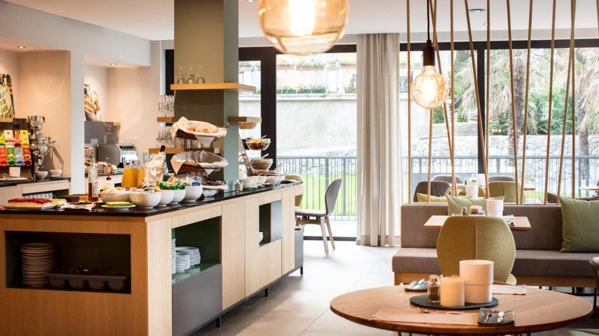 Flora Hotel & Suites - Housity