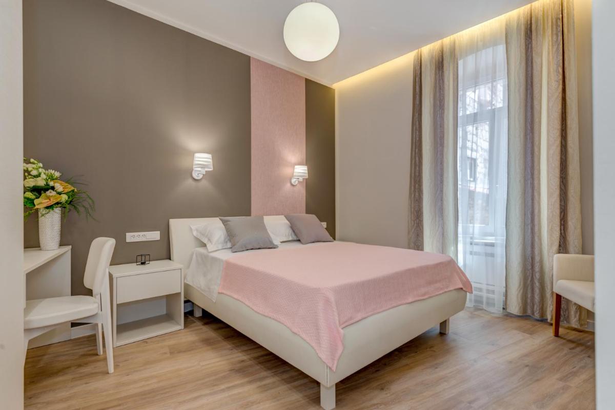 Royal Theatre Studio and Room - Housity