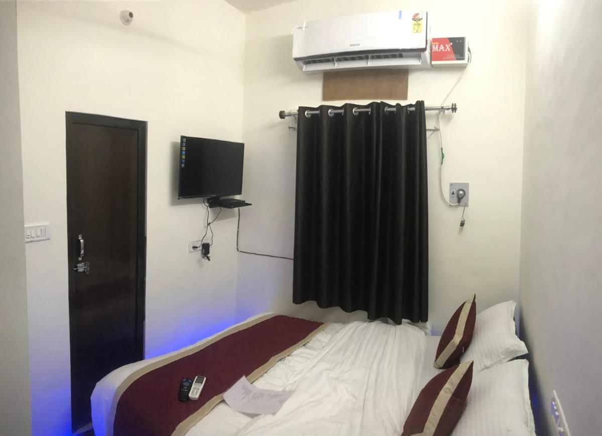 Hotel Dharohar Palace - Housity