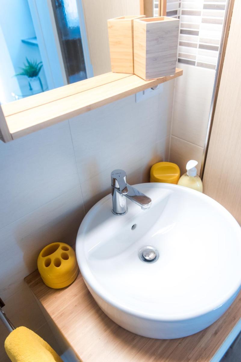 Romantic Lake - Housity