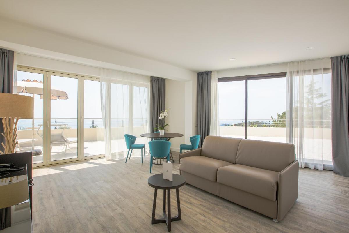 Coin salon dans l'établissement Les Terrasses d'Eze - Hôtel & Spa