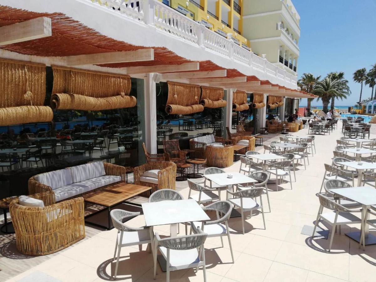 Un restaurante o sitio para comer en Mediterraneo Bay Hotel & Resort