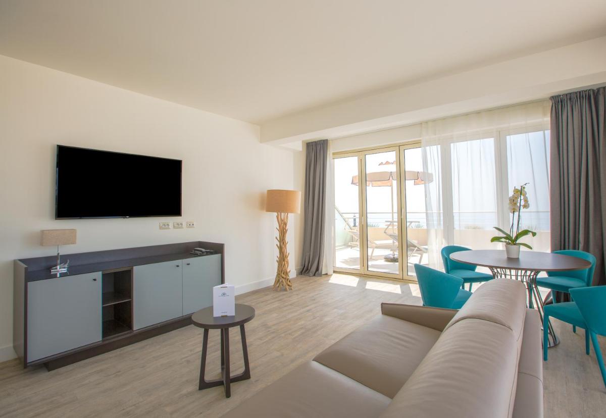 Télévision ou salle de divertissement dans l'établissement Les Terrasses d'Eze - Hôtel & Spa
