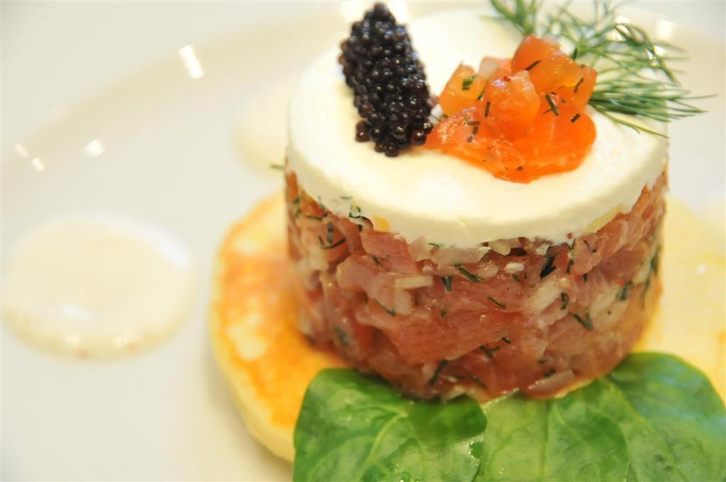 - un gâteau avec des fruits sur une assiette dans l'établissement Domaine du Grand Malherbes, à Aimargues
