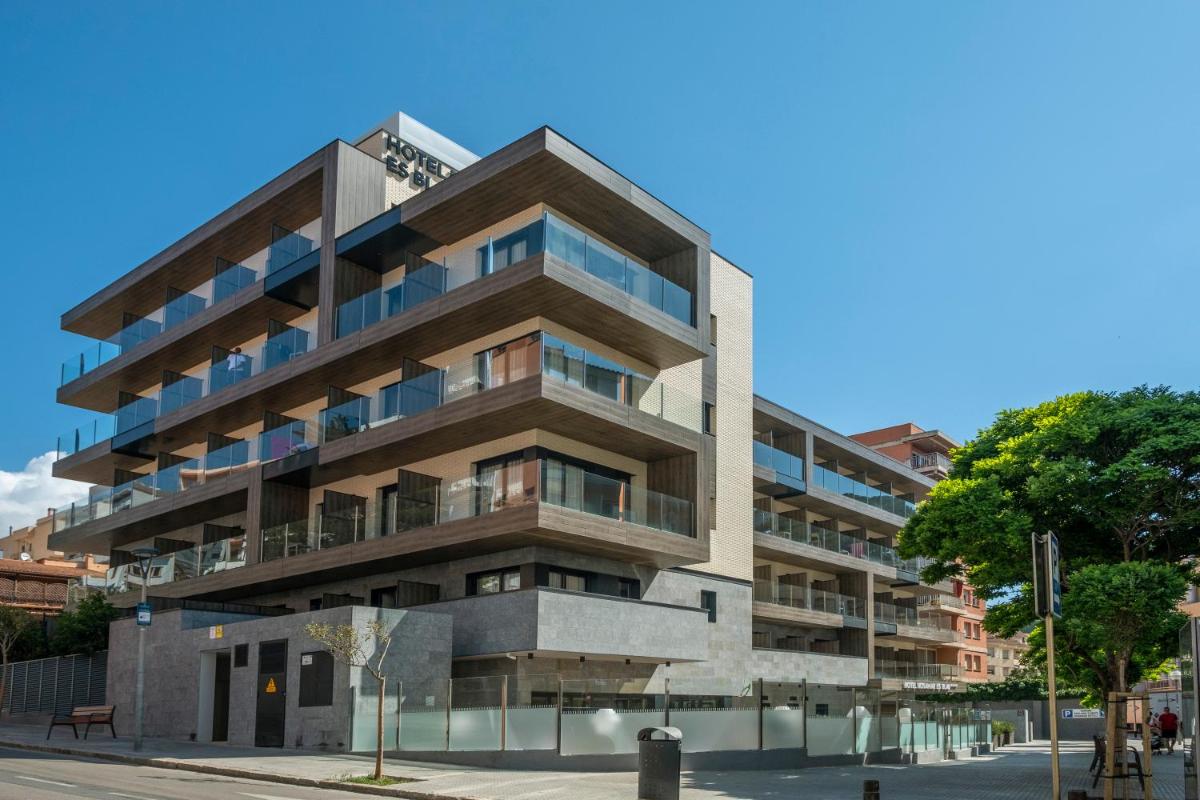 un edificio alto con ventanas de cristal en una calle en Rosamar Es Blau 4*s - Adults Only, en Lloret de Mar 46 fotos más