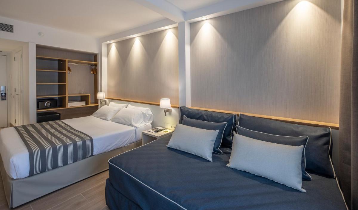 Cama o camas de una habitación en Rosamar Es Blau 4*s - Adults Only