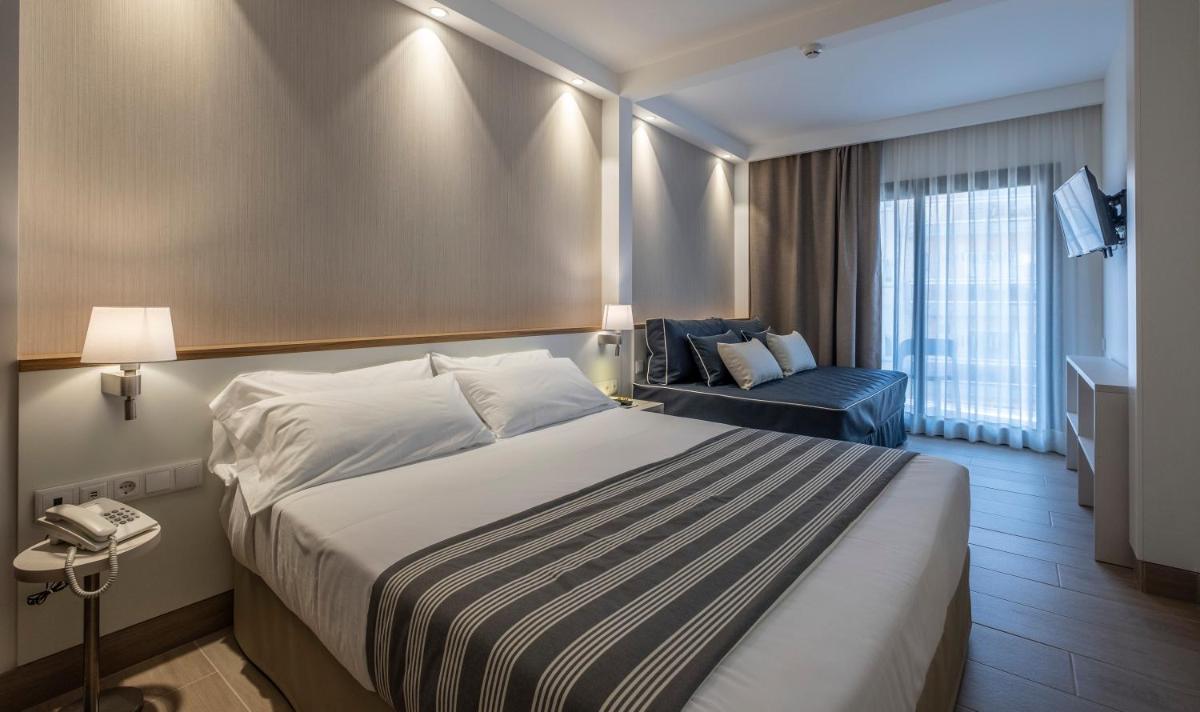 una habitación de hotel con una cama y una silla en Rosamar Es Blau 4*s - Adults Only, en Lloret de Mar