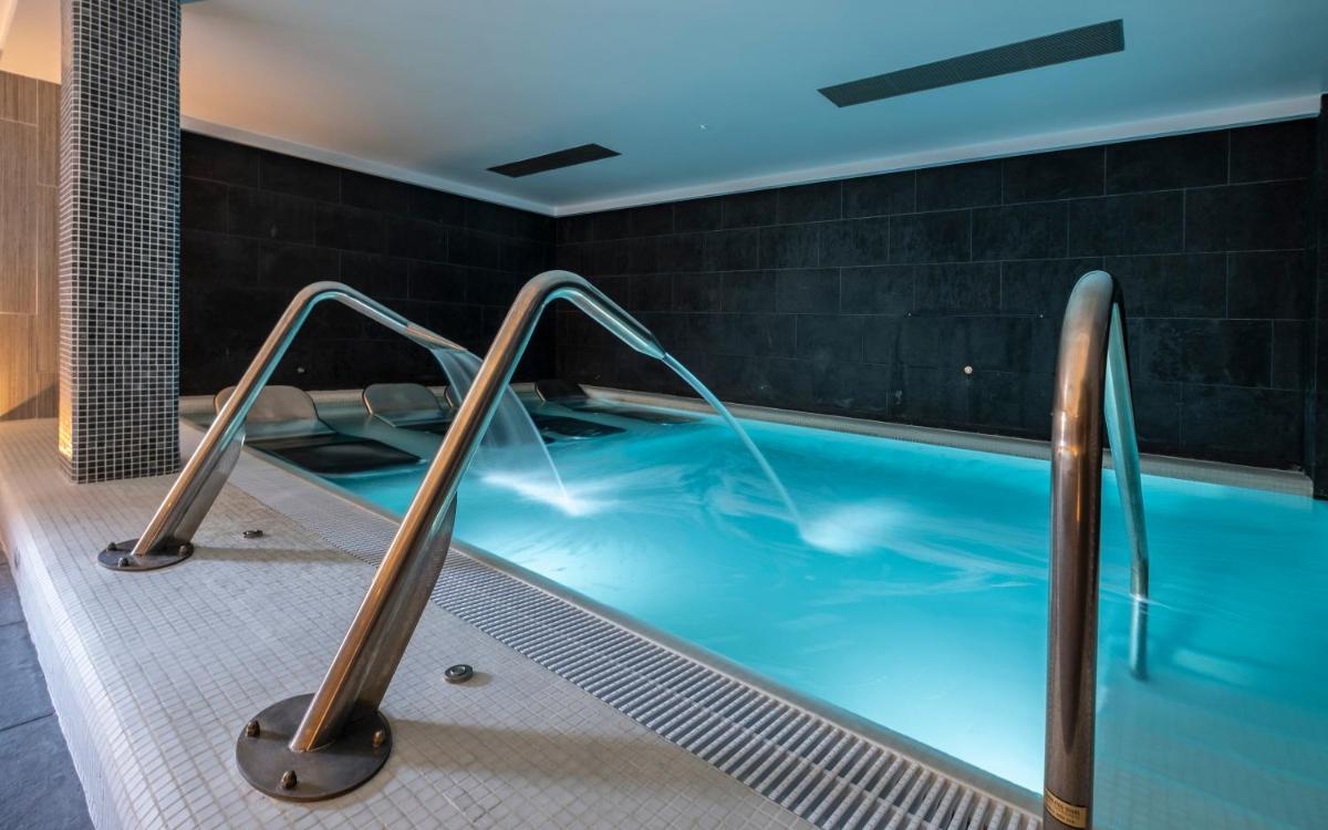 un jacuzzi en una habitación de hotel en Rosamar Es Blau 4*s - Adults Only, en Lloret de Mar