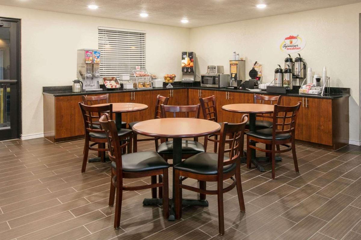 Super 8 by Wyndham Duncan OK - Housity