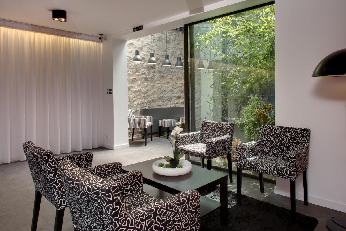 - un salon avec des chaises, une table et une fenêtre dans l'établissement Hôtel De L'octroi, à Carcassonne 61 autres photos