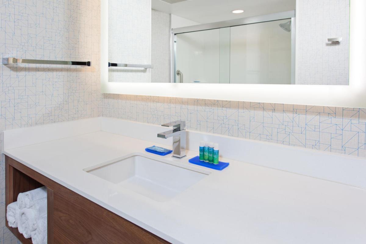 Holiday Inn Express & Suites Pasadena - Los Angeles, an IHG Hotel - Housity
