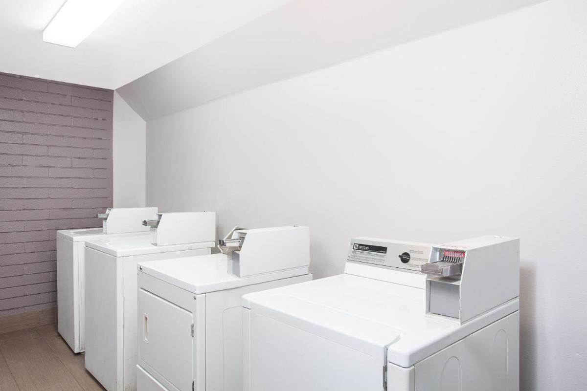 Travelodge Inn & Suites by Wyndham Anaheim on Disneyland Dr - Housity
