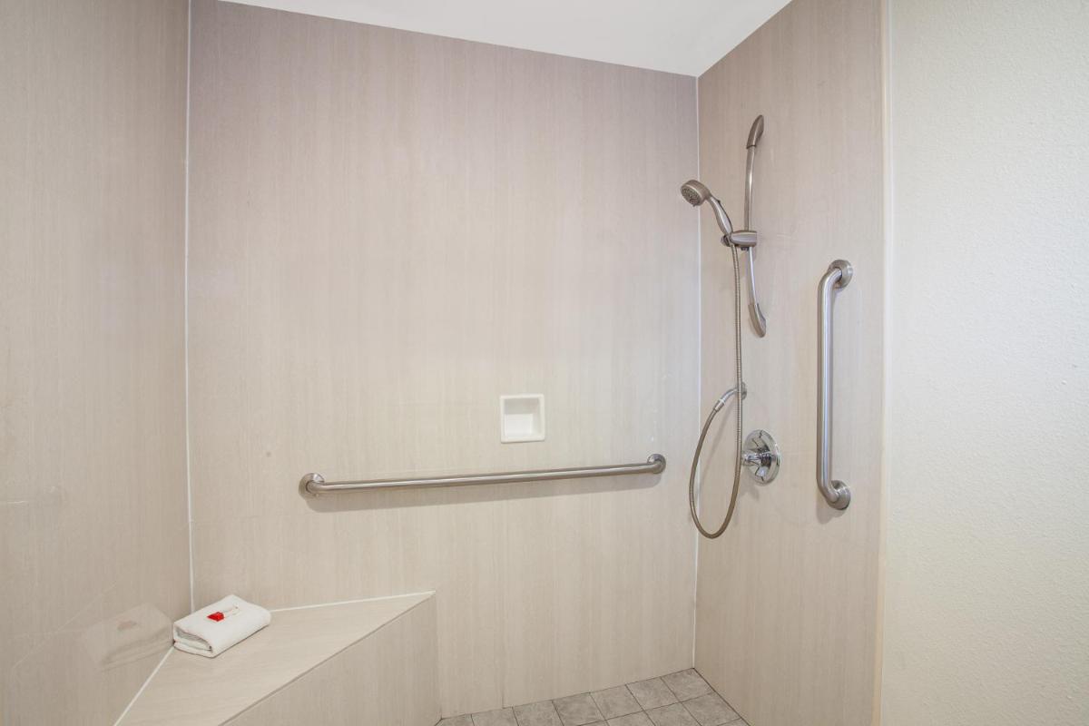 Travelodge Inn & Suites by Wyndham Anaheim on Disneyland Dr - Housity