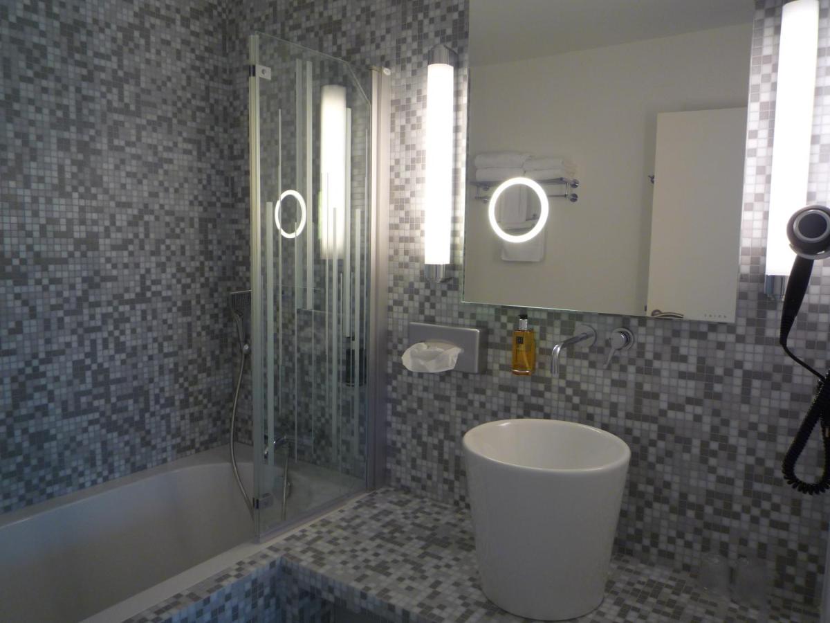 Salle de bains dans l'établissement Hôtel Ginkgo - SPA Biloba