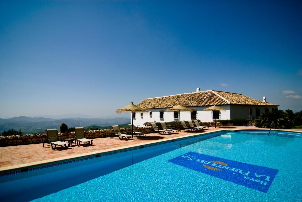 una piscina frente a una casa en Hotel Fuente del Sol, en Antequera