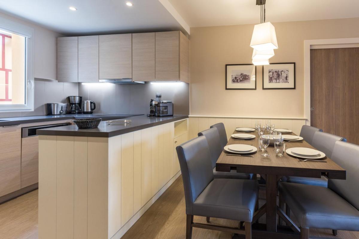 Cuisine ou kitchenette dans l'établissement Résidence Pierre & Vacances Premium Presqu'Ile de la Touques