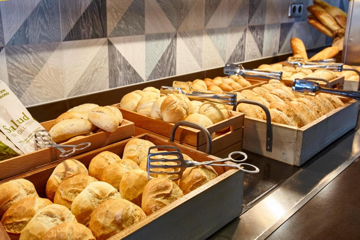 Comida en o cerca de este hotel