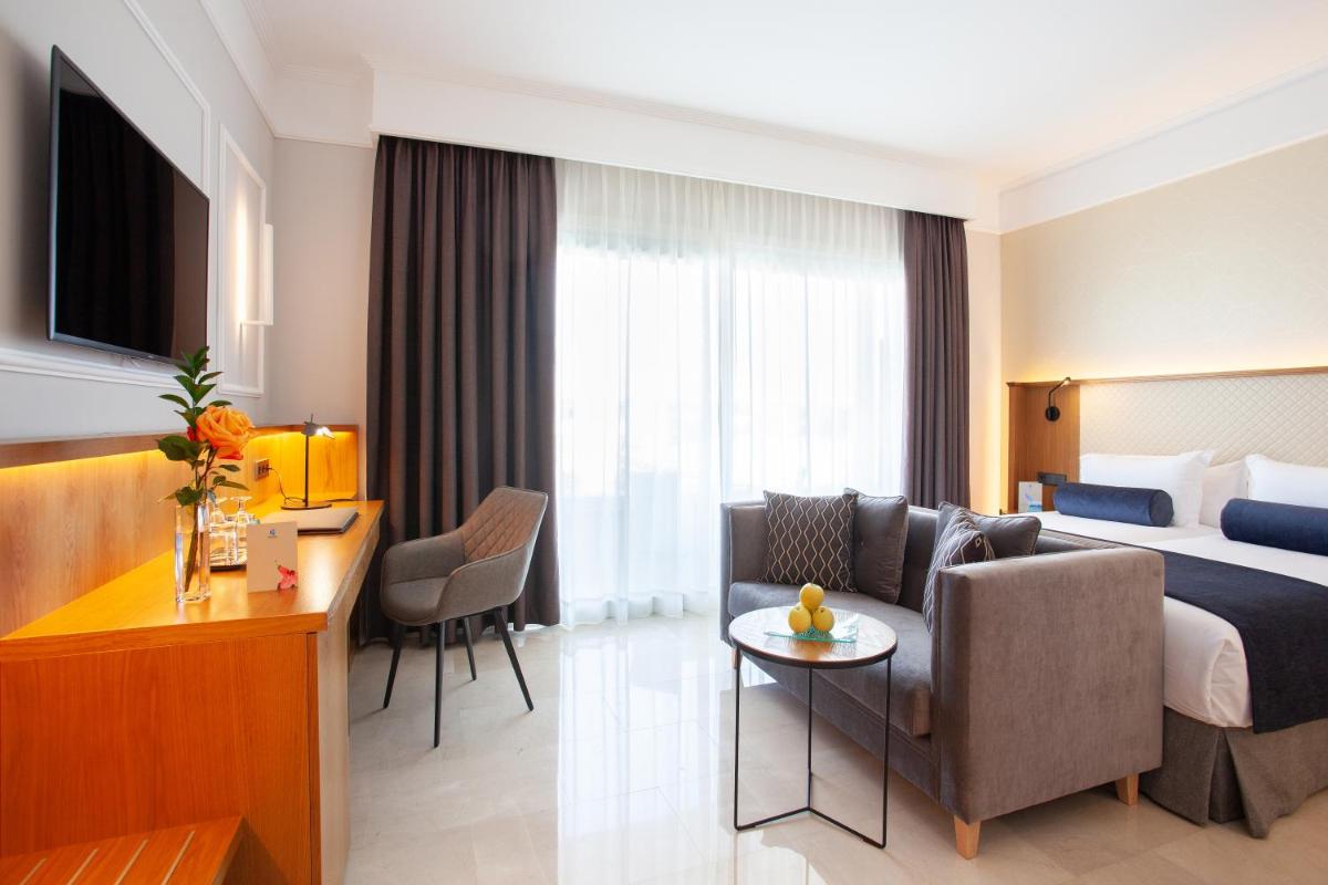 Una televisión o centro de entretenimiento en Grupotel Playa de Palma Suites & Spa