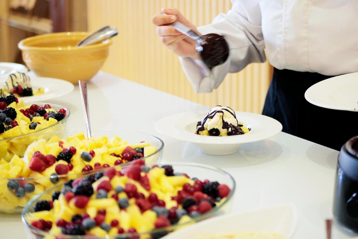 Comida en o cerca de este hotel