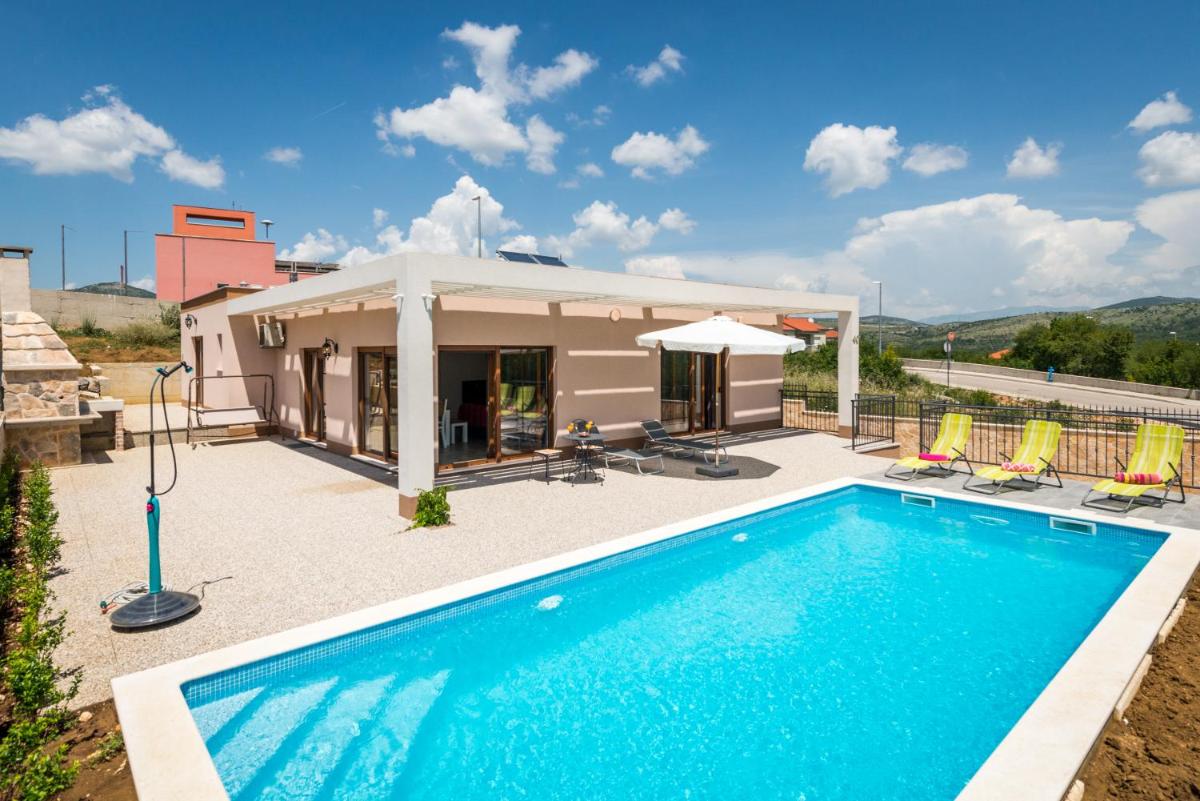 Villa Longfield-heated pool, sauna - Housity