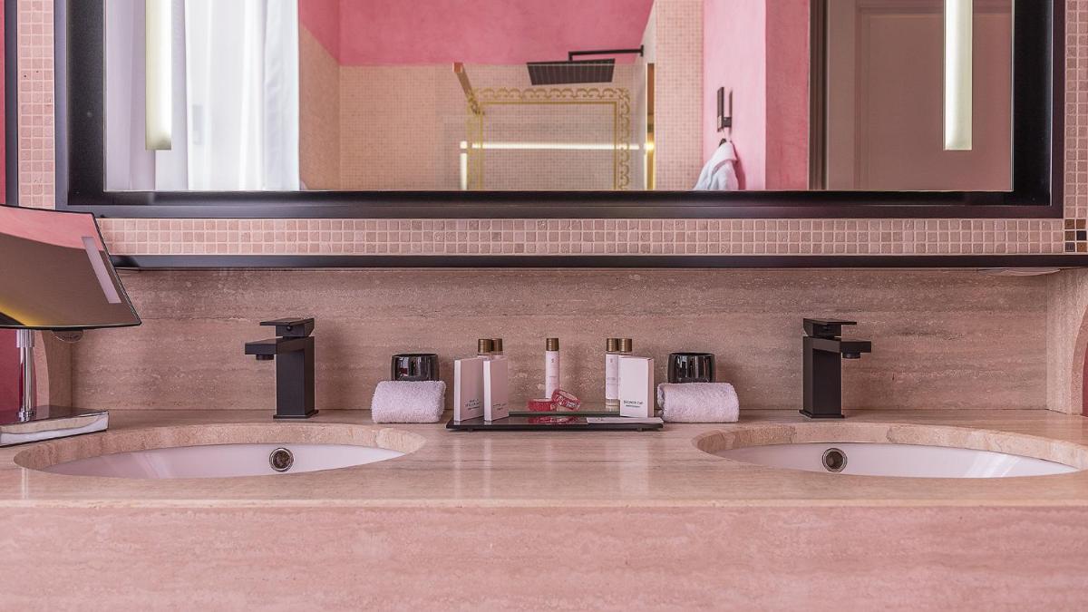 Salle de bains dans l'établissement Le Stelsia Resort