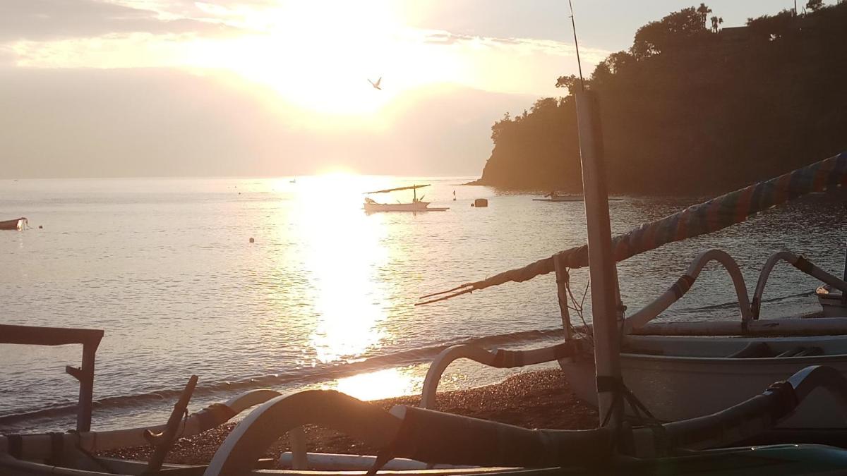 Jemeluk Beach Bungalows - Housity
