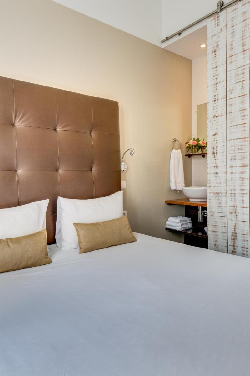 Un ou plusieurs lits dans un hébergement de l'établissement The Originals Boutique Hôtel La Villa Ouest & Spa